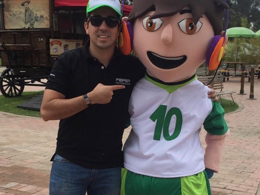 Andrés Aristizábal con la mascota del Fondo de Empleados del Grupo EPM
